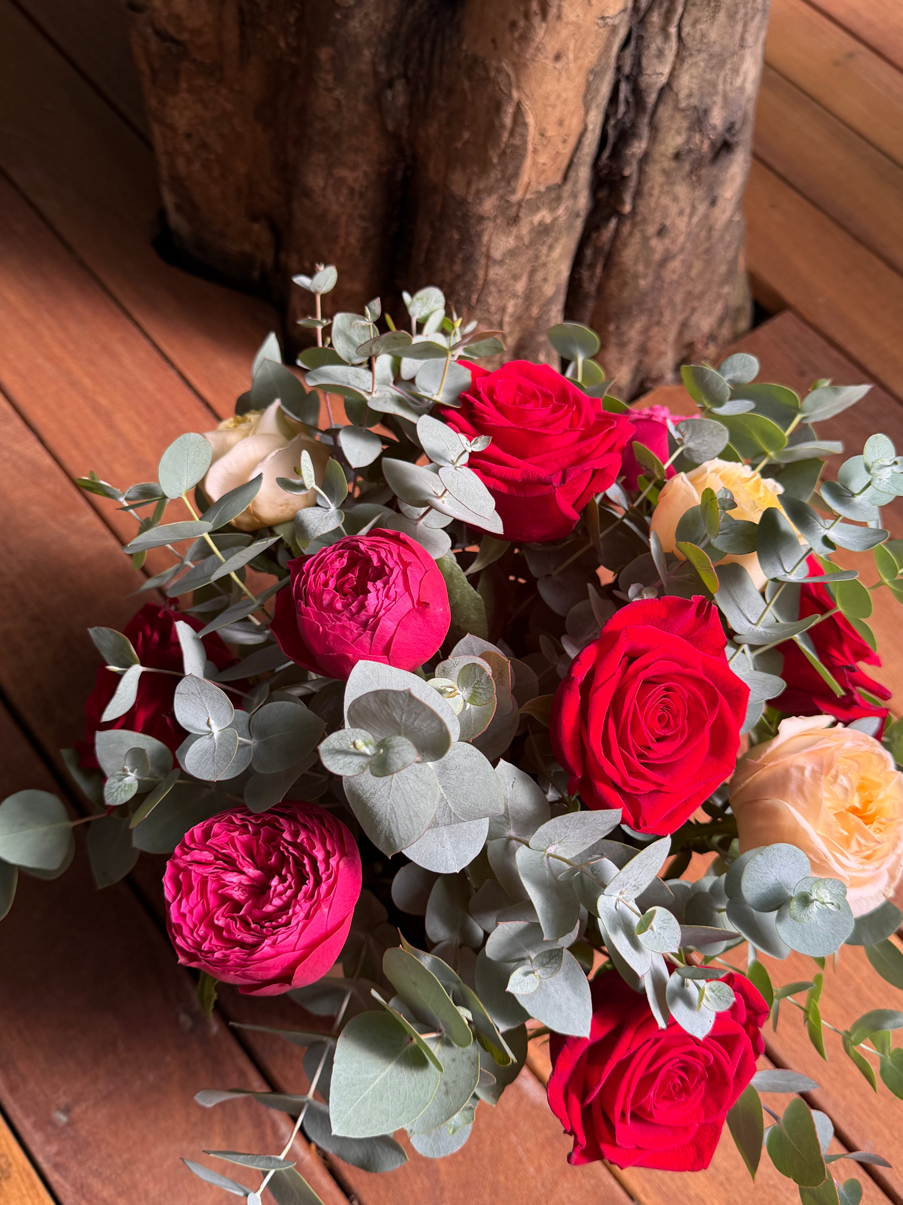 ARRANJO DE ROSAS NO CACHEPOT MARFIM GRANDE - ENTREGA EM SÃO PAULO