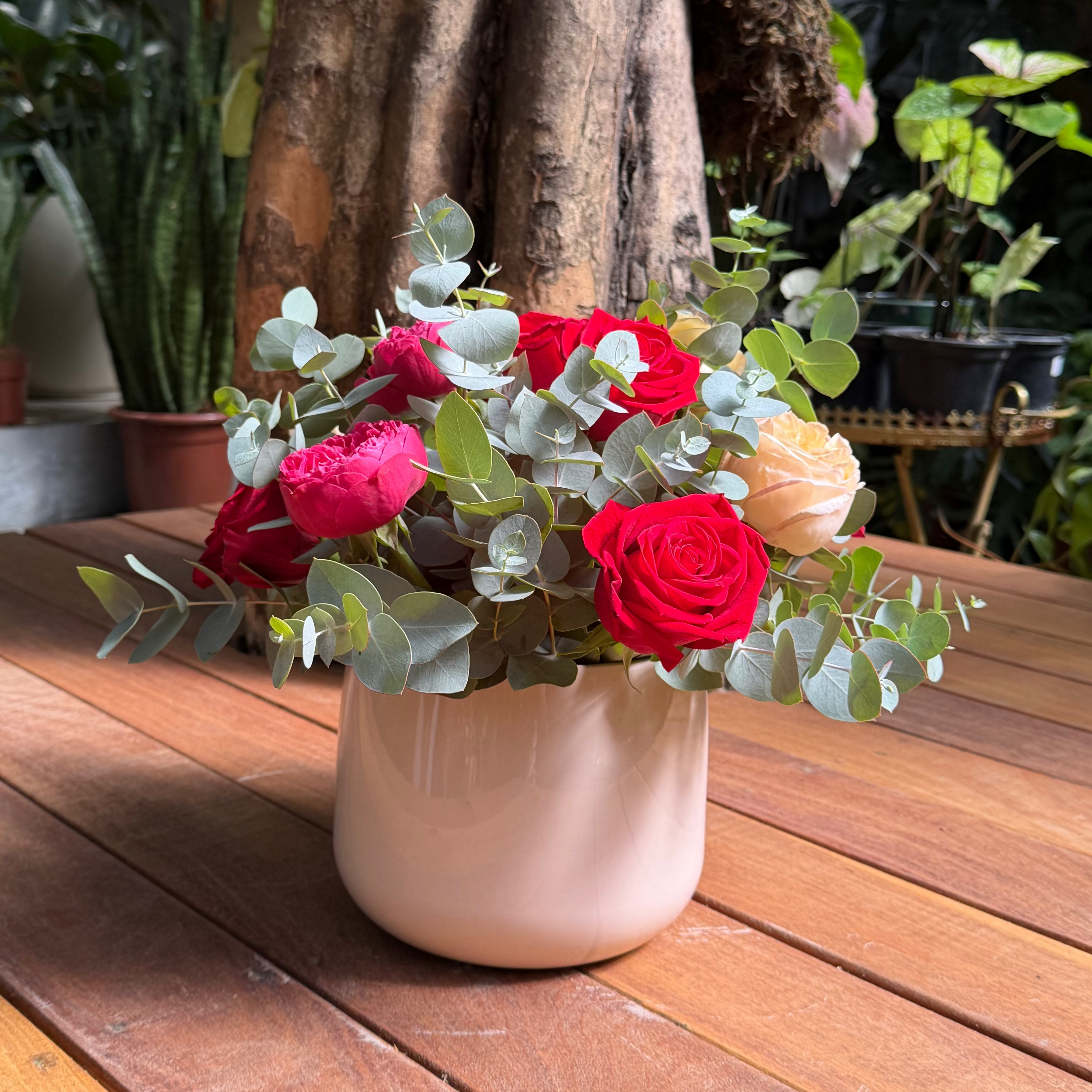 ARRANJO DE ROSAS NO CACHEPOT MARFIM GRANDE - ENTREGA EM SÃO PAULO