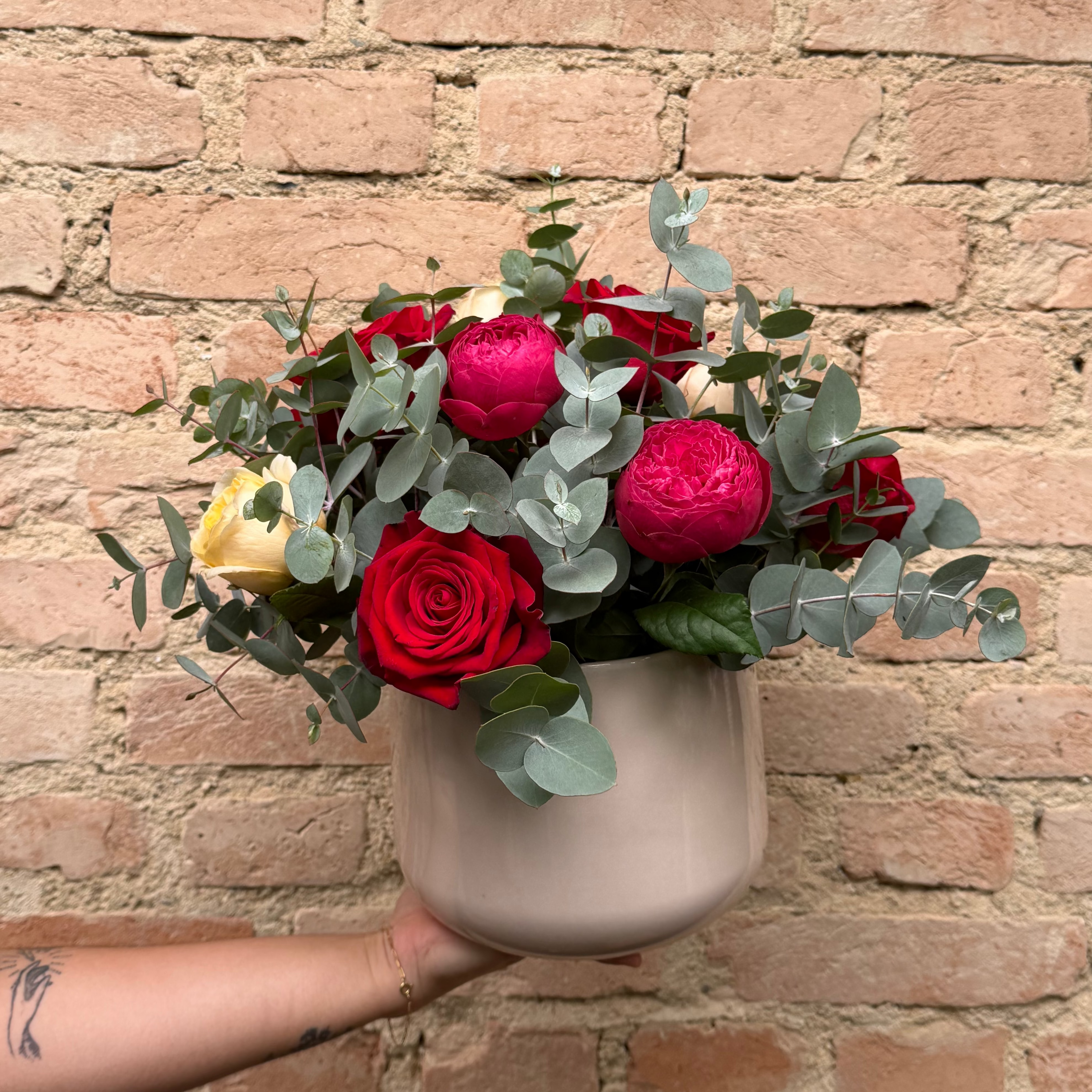 ARRANJO DE ROSAS NO CACHEPOT MARFIM GRANDE - ENTREGA EM SÃO PAULO