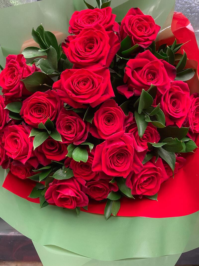 Arranjo floral de rosas vermelhas