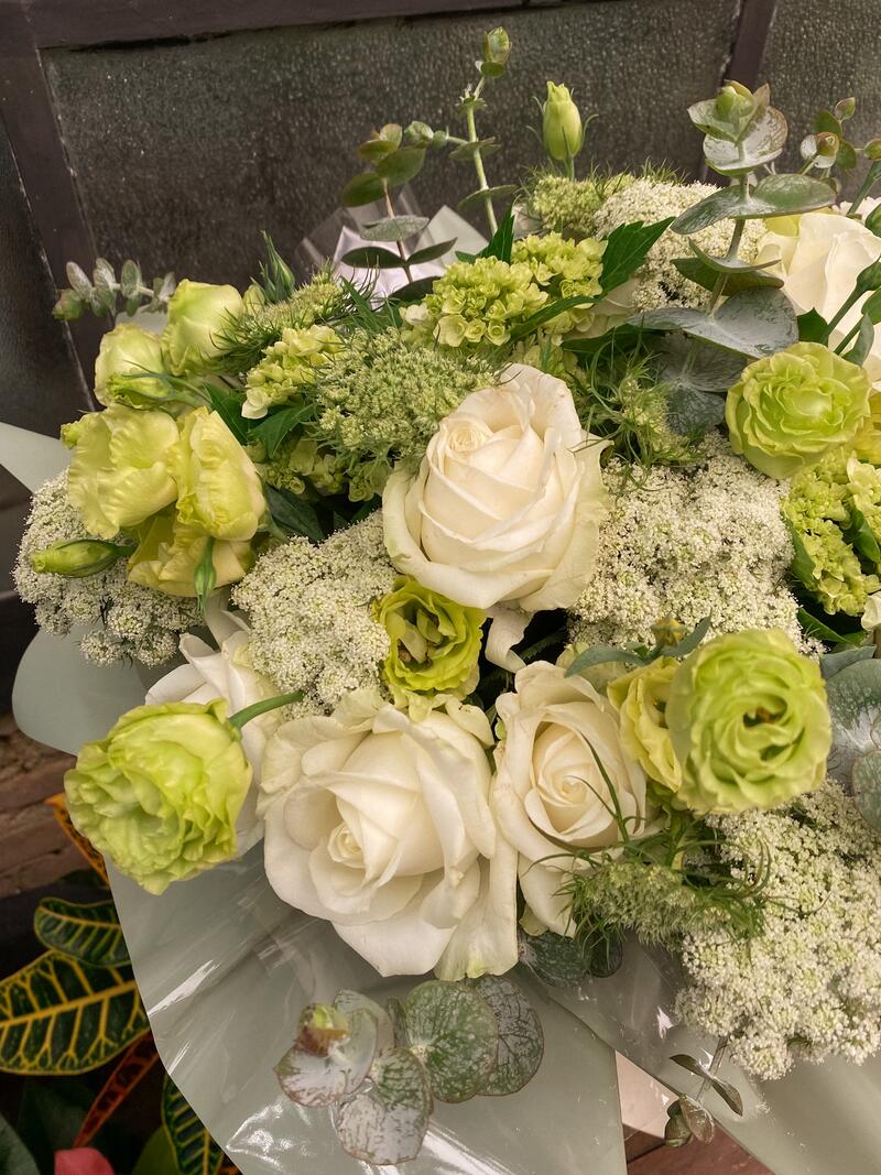 Composição com flores brancas e verdes em vaso