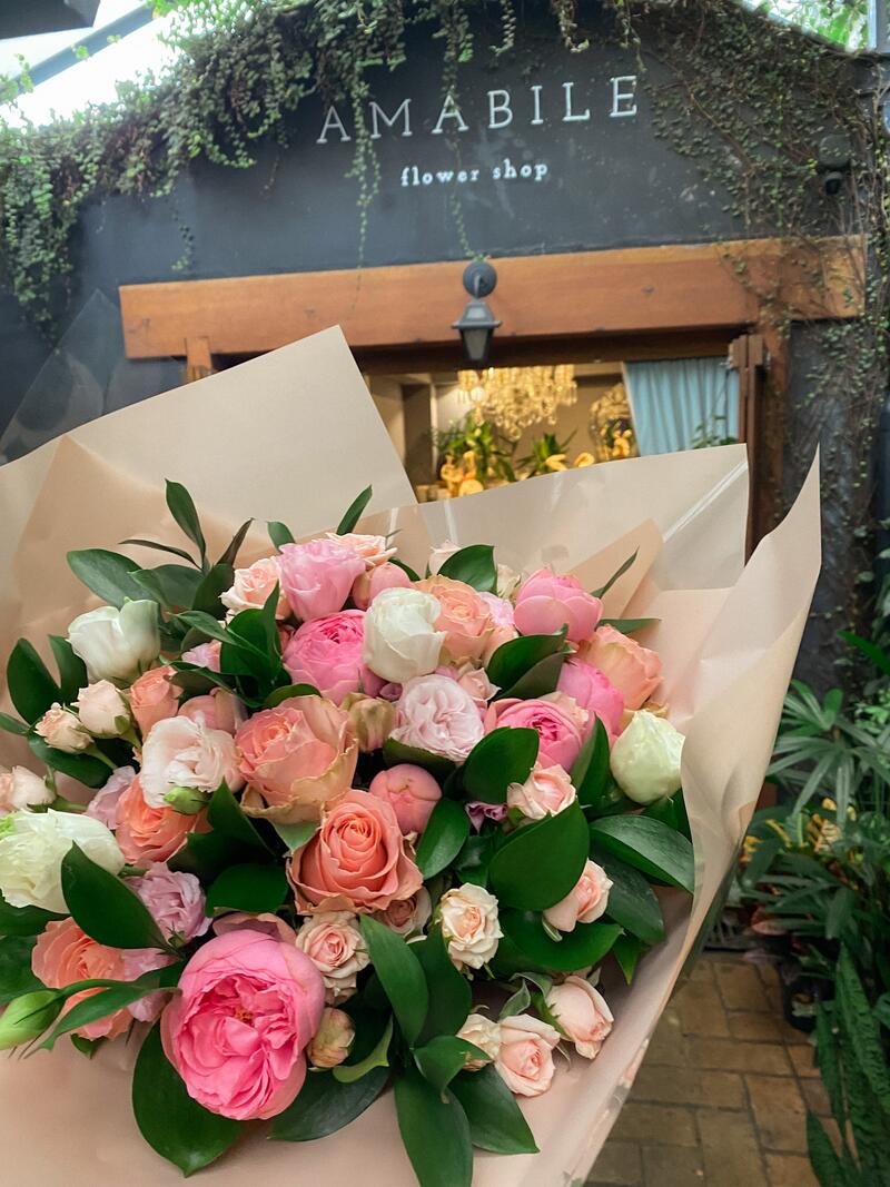 Buquê rosa na frente da loja Amabile