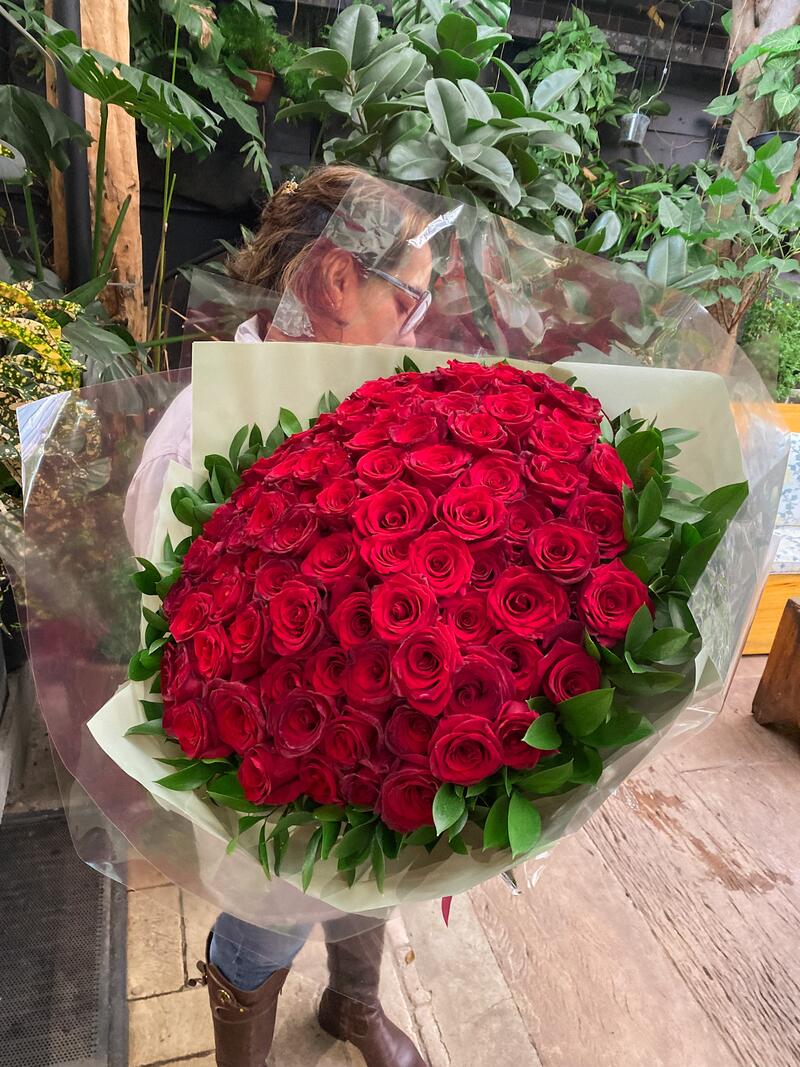 Grande buquê de rosas vermelhas