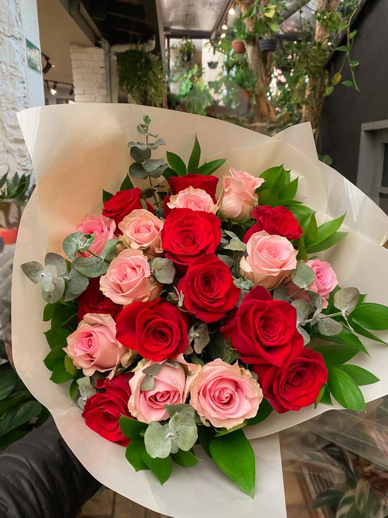 Buquê de rosas vermelhas e rosa com eucalipto