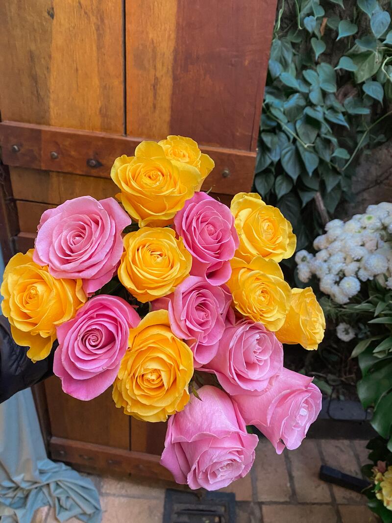 Rosas amarelas e rosa em arranjo elegante