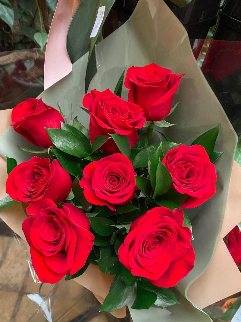 Rosas vermelhas elegantes em papel kraft