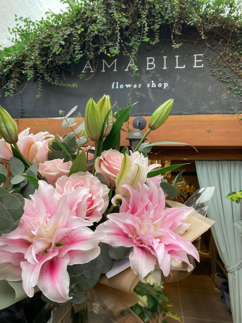 Lírios e rosas rosa com fachada Amabile