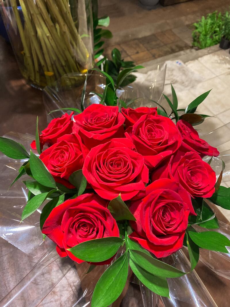 Rosas vermelhas em frente à loja Amabile