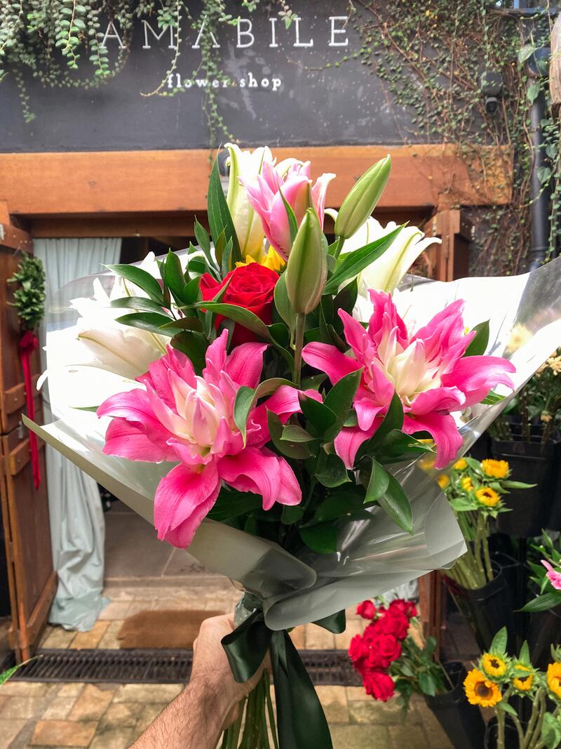 Buquê pink de lírios na entrada da Amabile